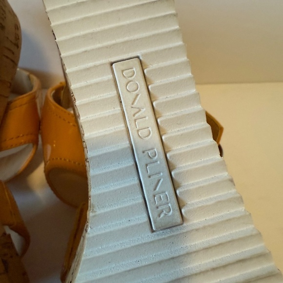 Donald Pliner NIB Iriving Wedge Sandal Yellow Size 10M - Picture 13 of 14